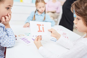 آموزش زبان به کودکان در سن پایین